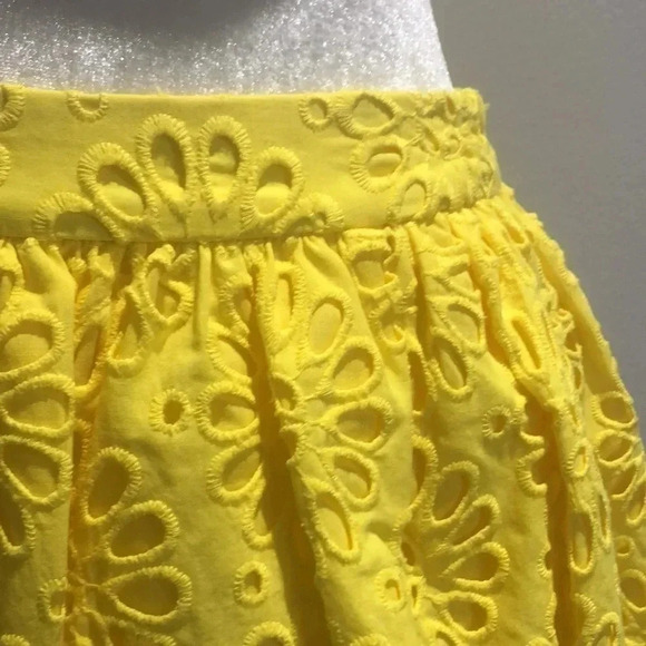 Lilly Pulitzer Leah skirt Resort Yellow oversized pinwheel eyelet Sz 2 New with - Picture 4 of 10